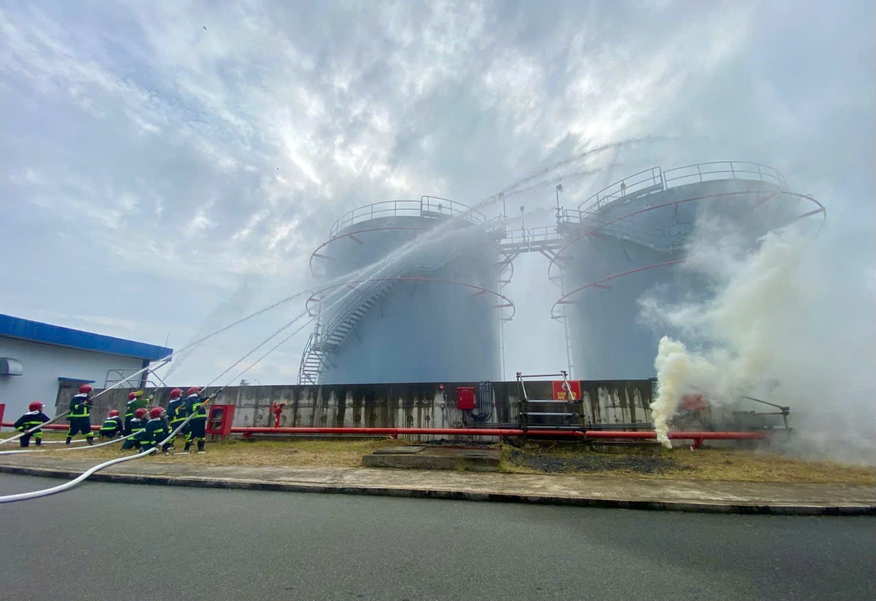 [Chùm ảnh] NMNĐ Sông Hậu 1 diễn tập PCCC và cứu hộ