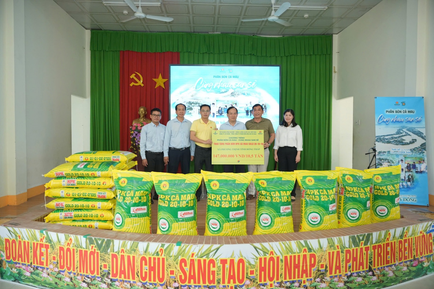 PVCFC trao gần 20 tấn phân bón hỗ trợ nông dân Đồng Tháp