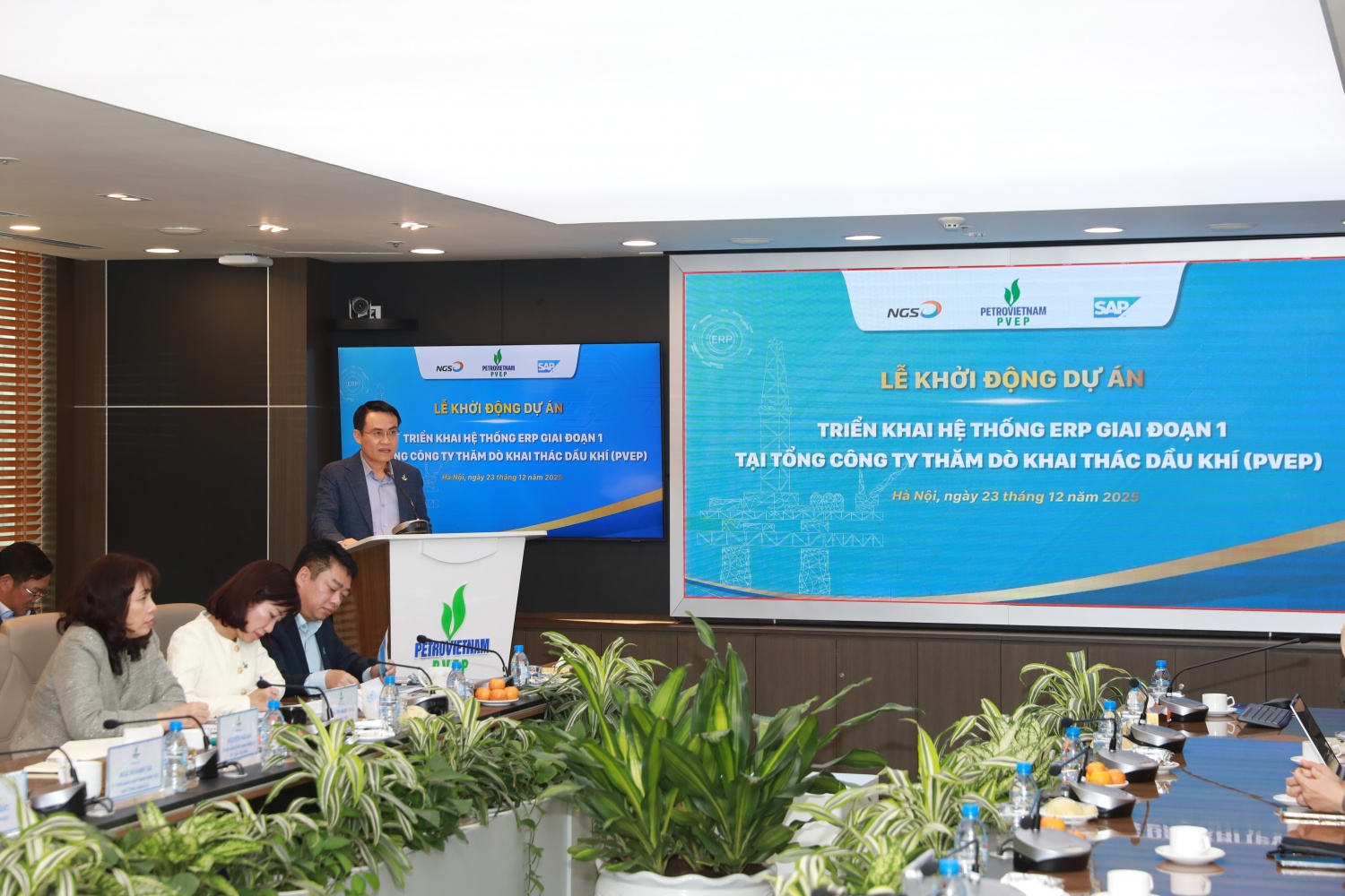 Chủ tịch Hội đồng Thành viên PVEP Trương Quốc Lâm bày tỏ sự quan tâm sâu sắc kỳ vọng lớn của Lãnh đạo PVEP đối với tiến độ và hiệu quả triển khai Dự án ERP. Ông cho rằng trên tinh thần “nghĩ nhiều thì sẽ làm nhiều”, với quyết tâm cao và cách làm bài bản, khoa học, Dự án ERP hoàn toàn có thể hoàn thành trong khoảng 11 tháng, qua đó góp phần tối ưu vận hành và nâng cao hiệu quả quản trị cho toàn hệ thống. Ông cũng nhấn mạnh, với quy mô gần 2000 cán bộ, người lao động và hoạt động trải rộng ở trong và ngoài nước, việc ứng dụng ERP sẽ giúp PVEP vận hành hiệu quả hơn, minh bạch hơn trong bối cảnh yêu cầu quản trị ngày càng cao.