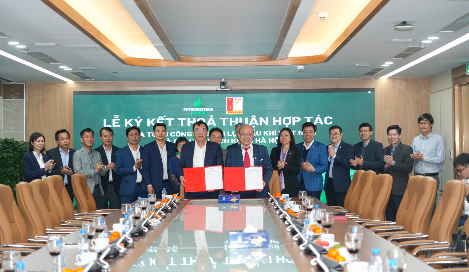 Tổng Giám đốc PV Power Lê Như Linh và Giám đốc Đại học Bách Khoa Hà Nội Huỳnh Quyết Thắng ký kết thoả thuận hợp tác.