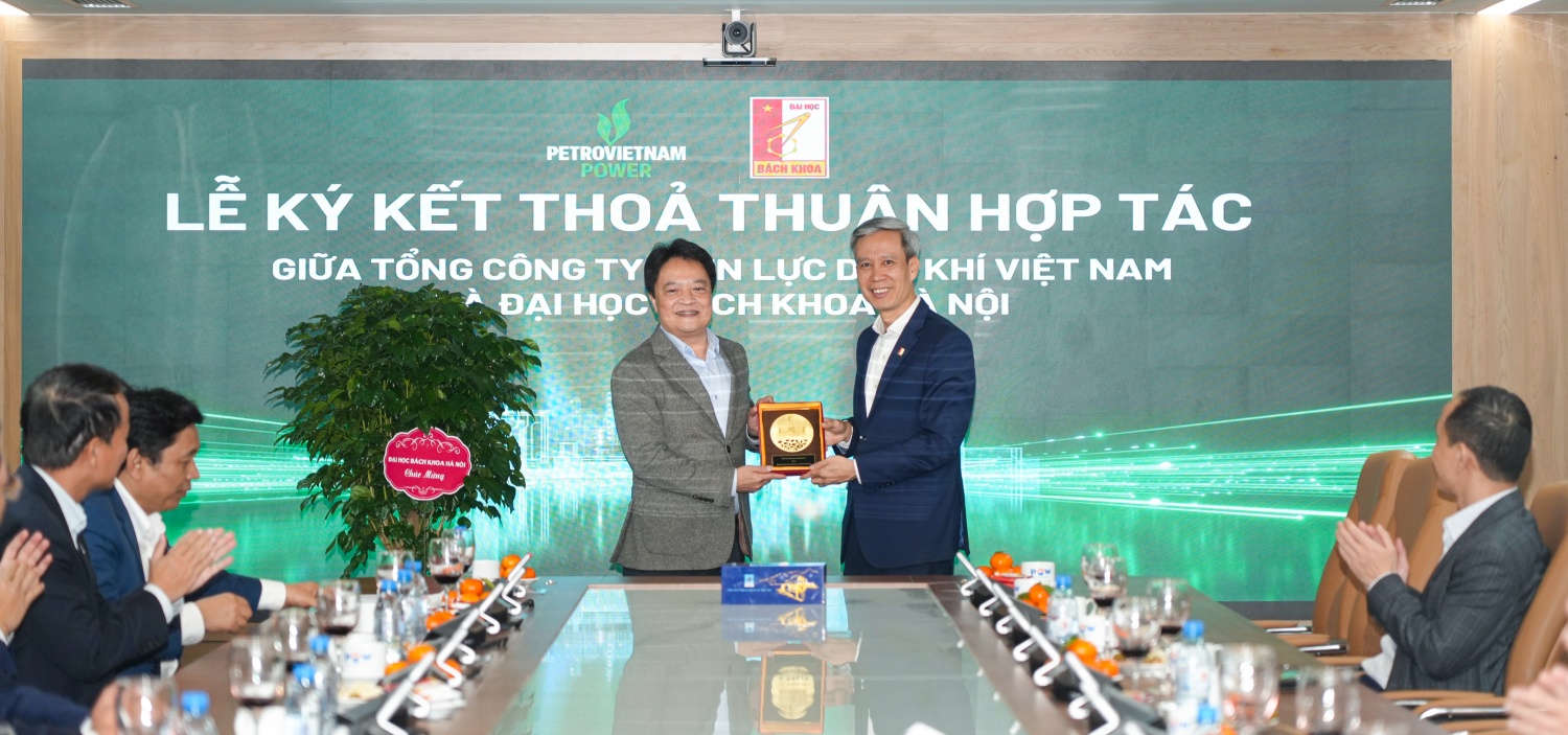 PV Power và Đại học Bách khoa Hà Nội biểu trưng lưu niệm tại buổi llễ