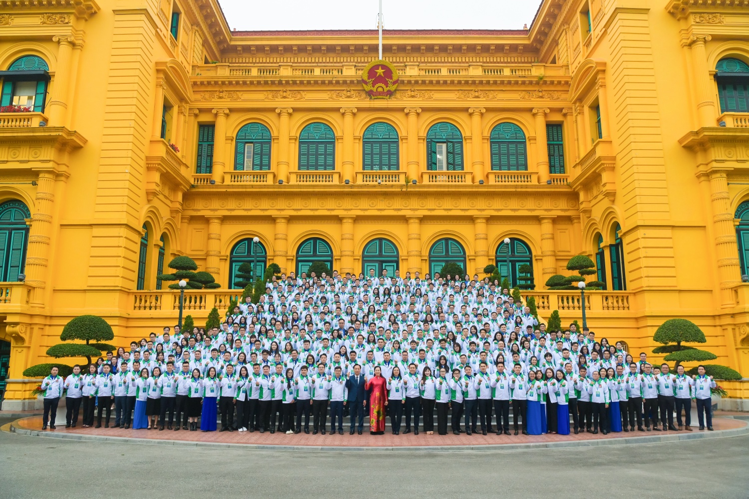 Đoàn đại biểu dự Đại hội Đoàn Thanh niên Chính phủ lần thứ I báo công dâng Bác