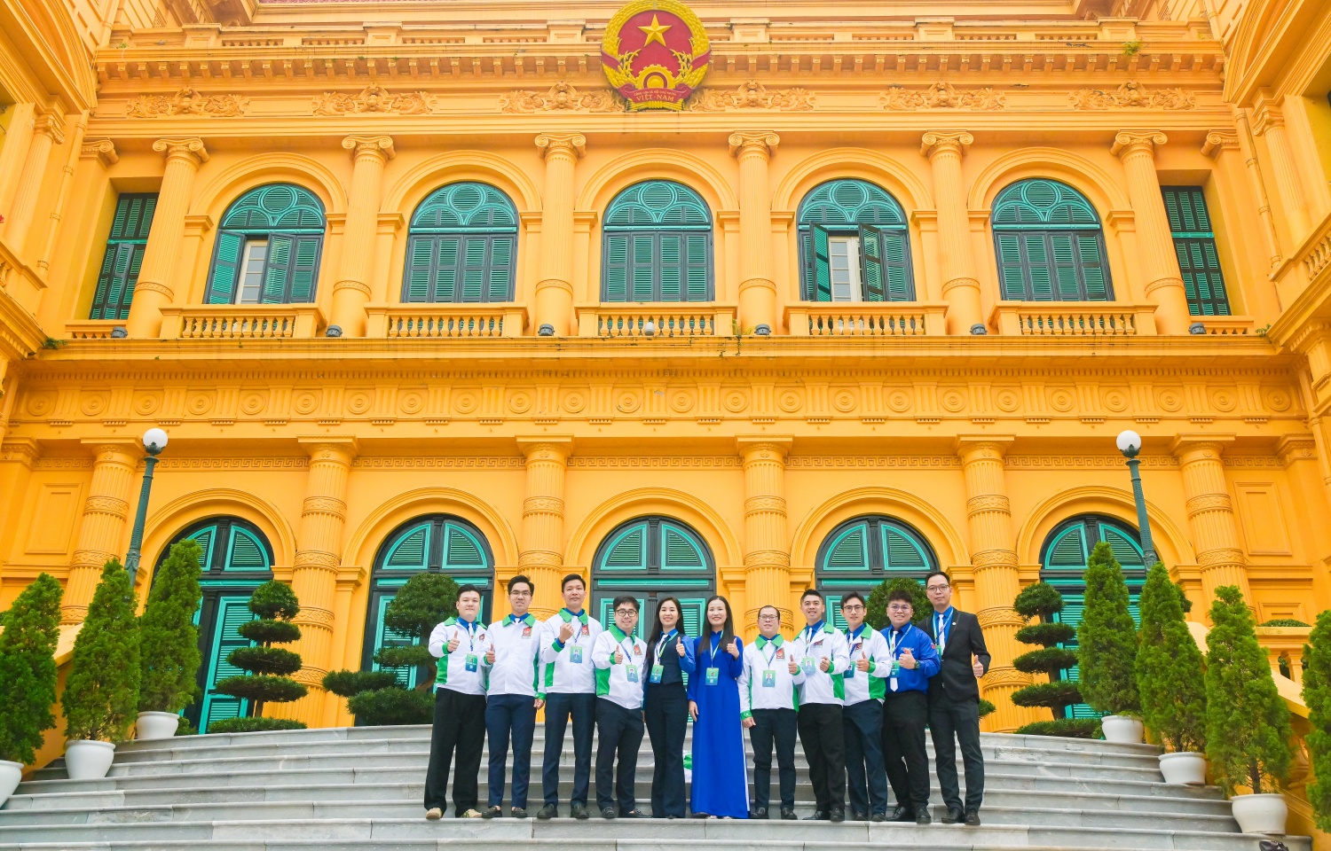 Đoàn đại biểu dự Đại hội Đoàn Thanh niên Chính phủ lần thứ I báo công dâng Bác