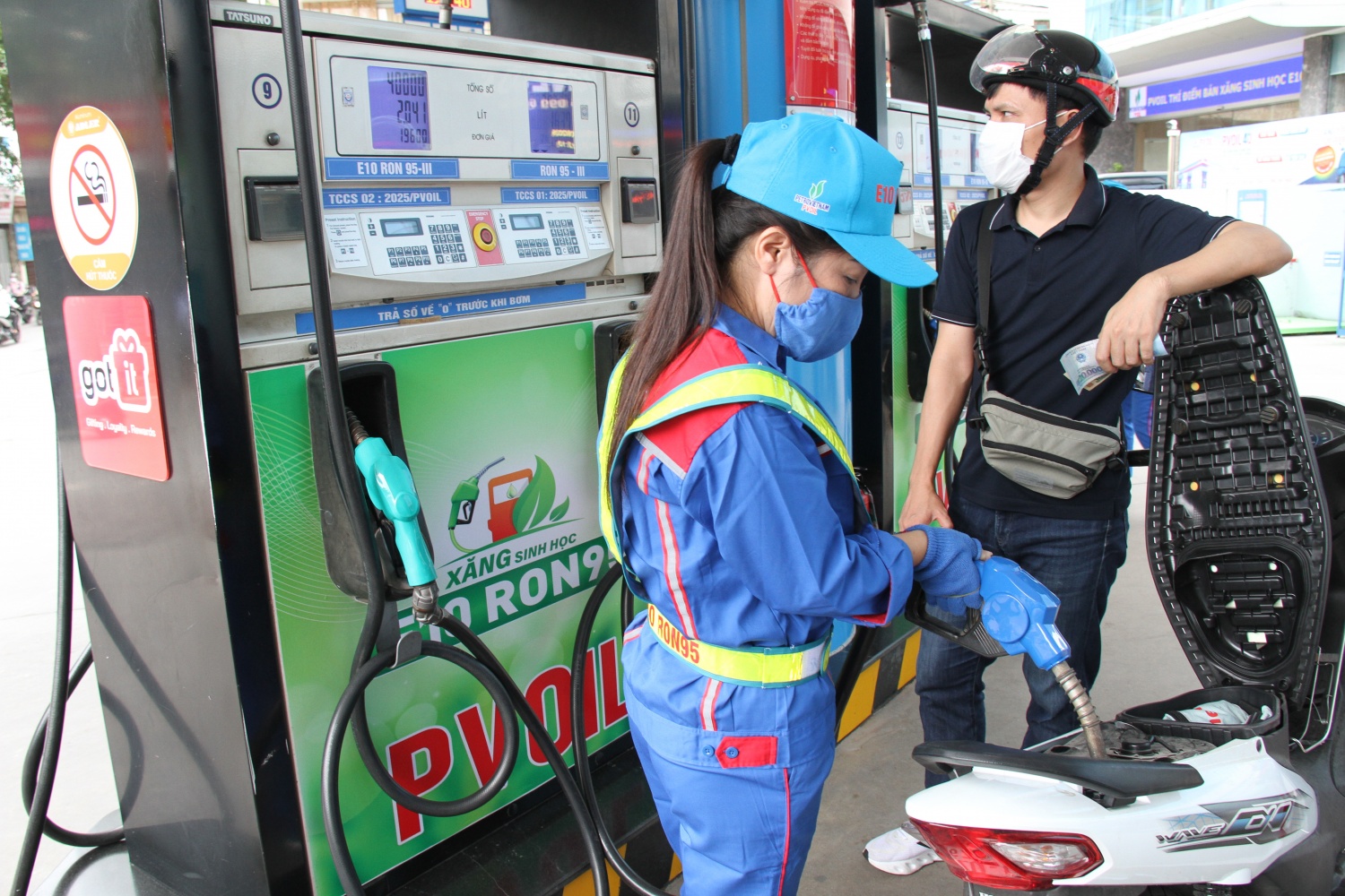 Giá xăng RON 95 xuống dưới 19.000 đồng/lít