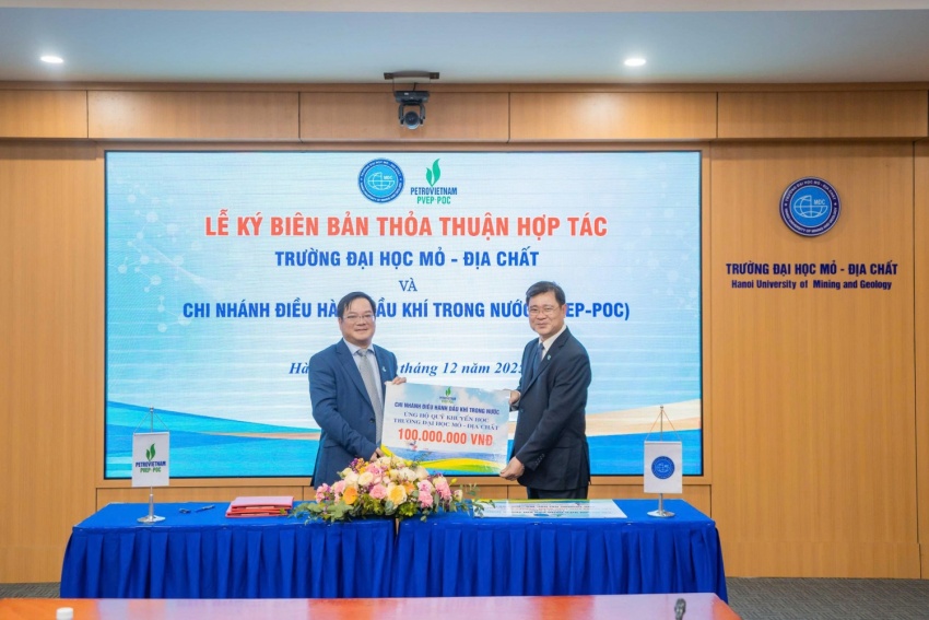 PVEP-POC và Trường Đại học Mỏ - Địa chất ký kết thỏa thuận hợp tác và trao tặng thiết bị dầu khí