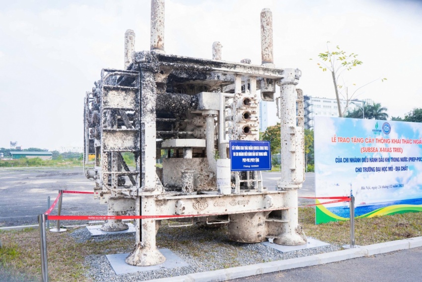 PVEP-POC và Trường Đại học Mỏ - Địa chất ký kết thỏa thuận hợp tác và trao tặng thiết bị dầu khí