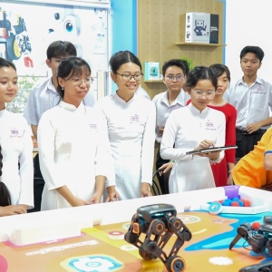 Khi học sinh lần đầu chạm tay vào robot