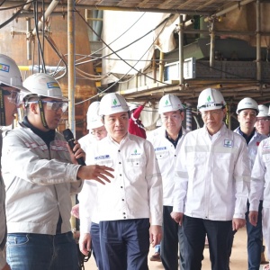 Chủ tịch HĐTV Petrovietnam Lê Ngọc Sơn chúc Tết và động viên người lao động trên công trường Dự án Lô B