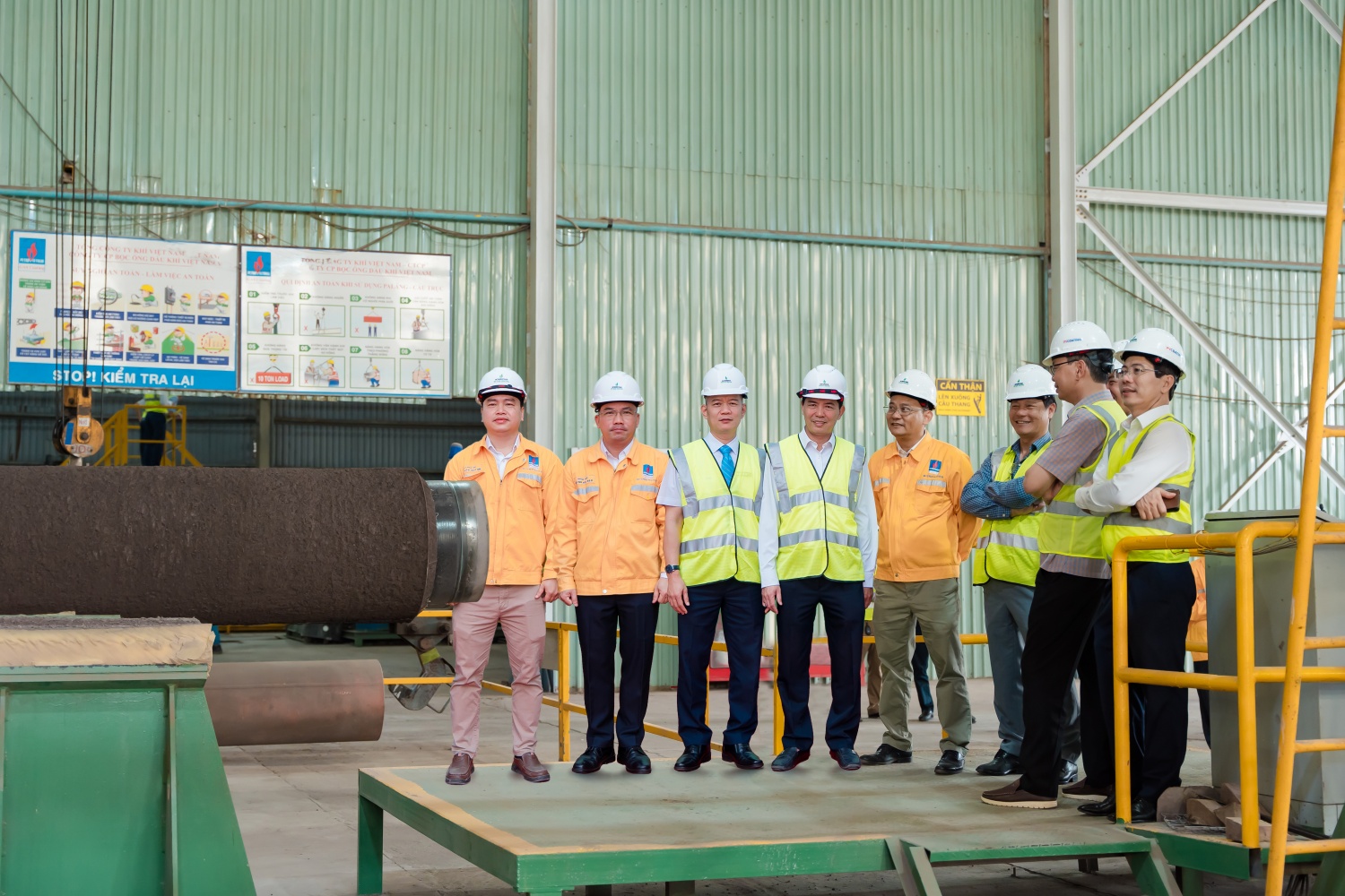 Sản phẩm ống bọc bê tông gia trọng thành phẩm đầu tiên của Hợp đồng bọc ống PC1 - Dự án đường ống dẫn khí Lô B – Ô Môn trước sự chứng kiến của đại diện các bên liên quan.