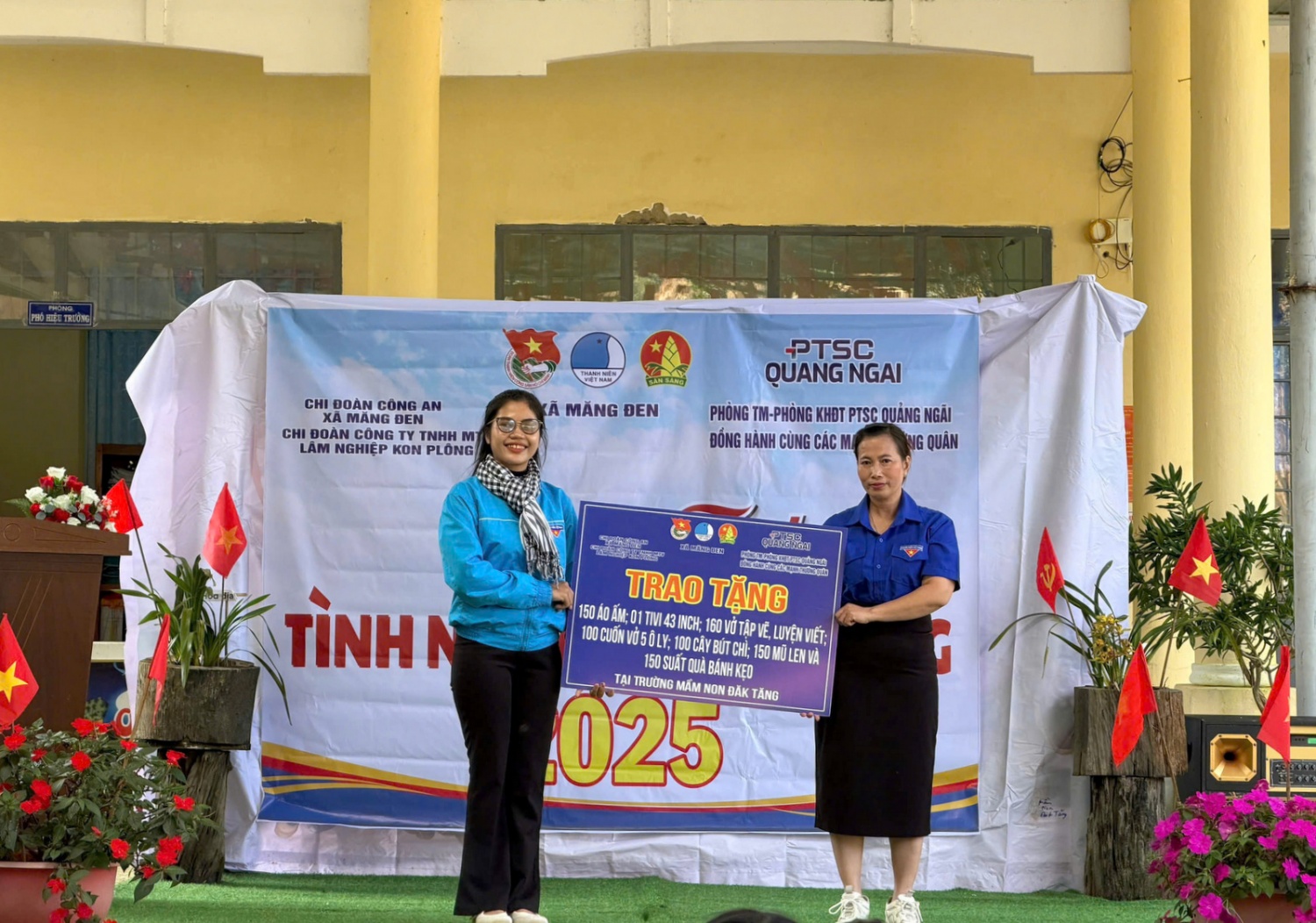 “Áo ấm mùa đông” - 10 năm bền bỉ trên hành trình thiện nguyện của PTSC Quảng Ngãi “Áo ấm mùa đông” - 10 năm bền bỉ trên hành trình thiện nguyện của PTSC Quảng Ngãi