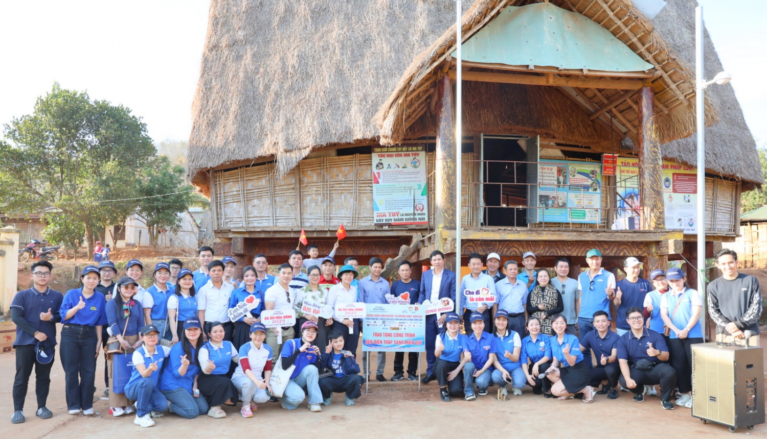 “Áo ấm mùa đông” - 10 năm bền bỉ trên hành trình thiện nguyện của PTSC Quảng Ngãi “Áo ấm mùa đông” - 10 năm bền bỉ trên hành trình thiện nguyện của PTSC Quảng Ngãi