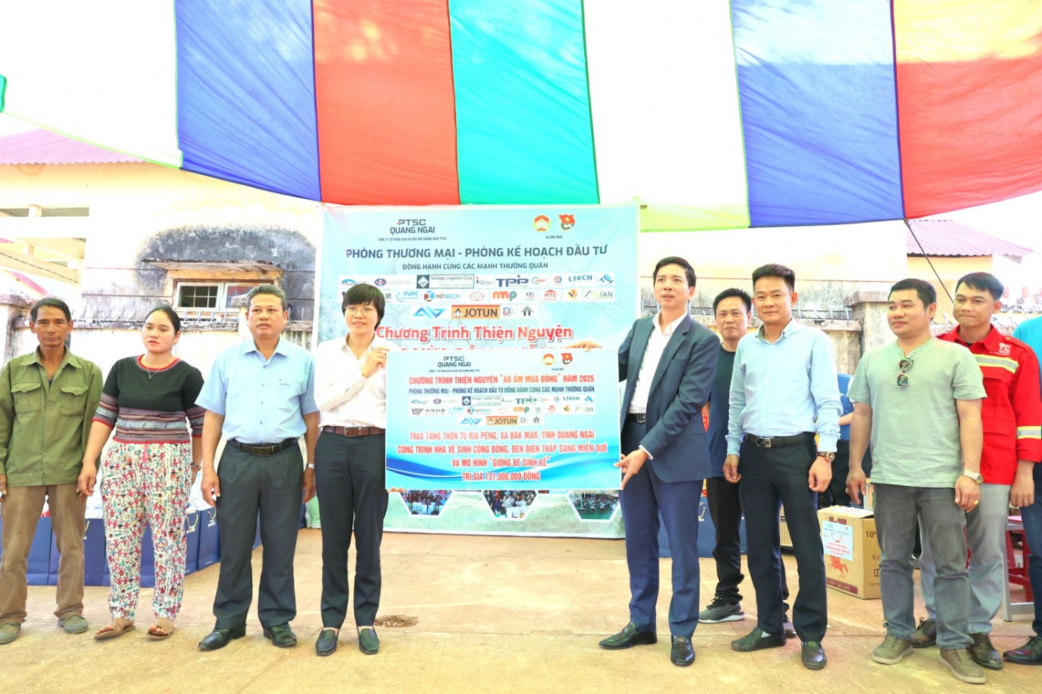 “Áo ấm mùa đông” – 10 năm bền bỉ trên hành trình thiện nguyện của PTSC Quảng Ngãi “Áo ấm mùa đông” - 10 năm bền bỉ trên hành trình thiện nguyện của PTSC Quảng Ngãi