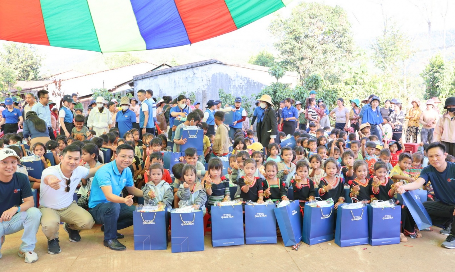 “Áo ấm mùa đông” - 10 năm bền bỉ trên hành trình thiện nguyện của PTSC Quảng Ngãi “Áo ấm mùa đông” - 10 năm bền bỉ trên hành trình thiện nguyện của PTSC Quảng Ngãi
