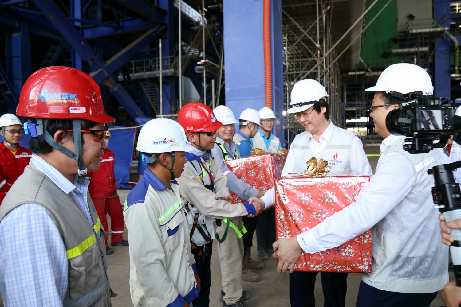 Công đoàn Petrovietnam thăm, động viên người lao động trên công trường dự án NMNĐ Long Phú 1