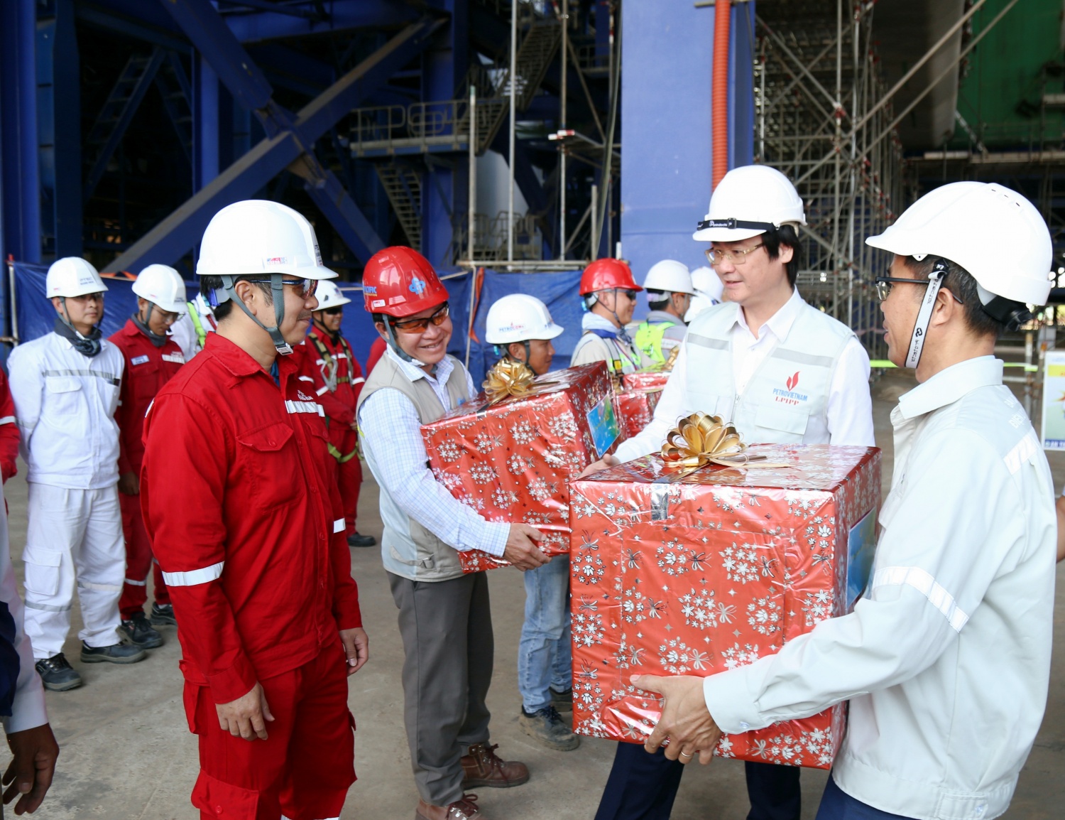 Công đoàn Petrovietnam thăm, động viên người lao động trên công trường dự án NMNĐ Long Phú 1