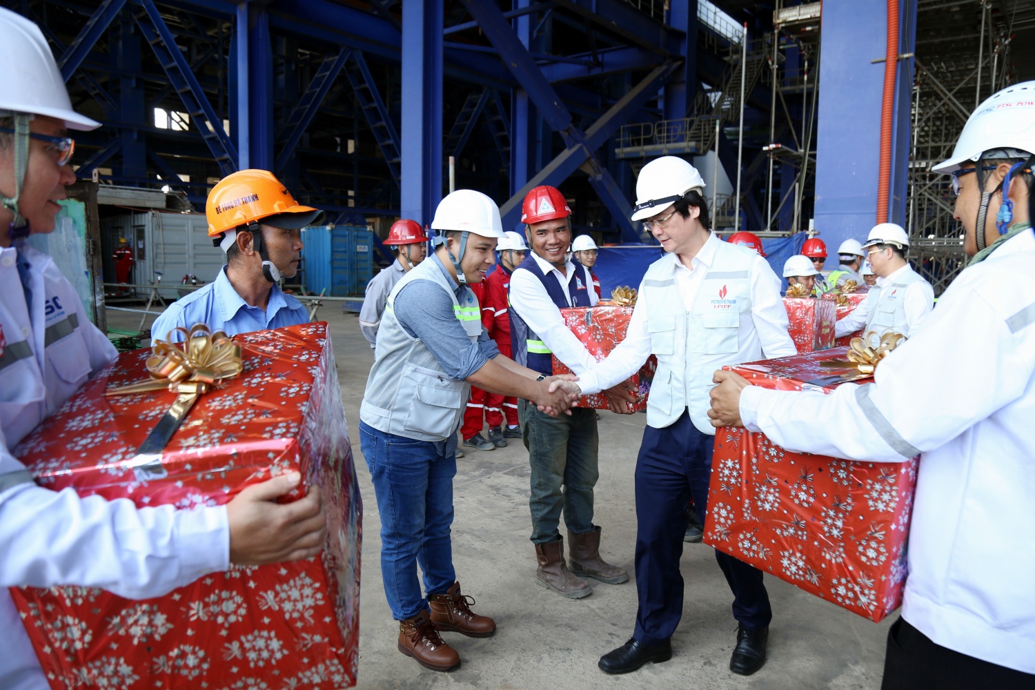 Công đoàn Petrovietnam thăm, động viên người lao động trên công trường dự án NMNĐ Long Phú 1