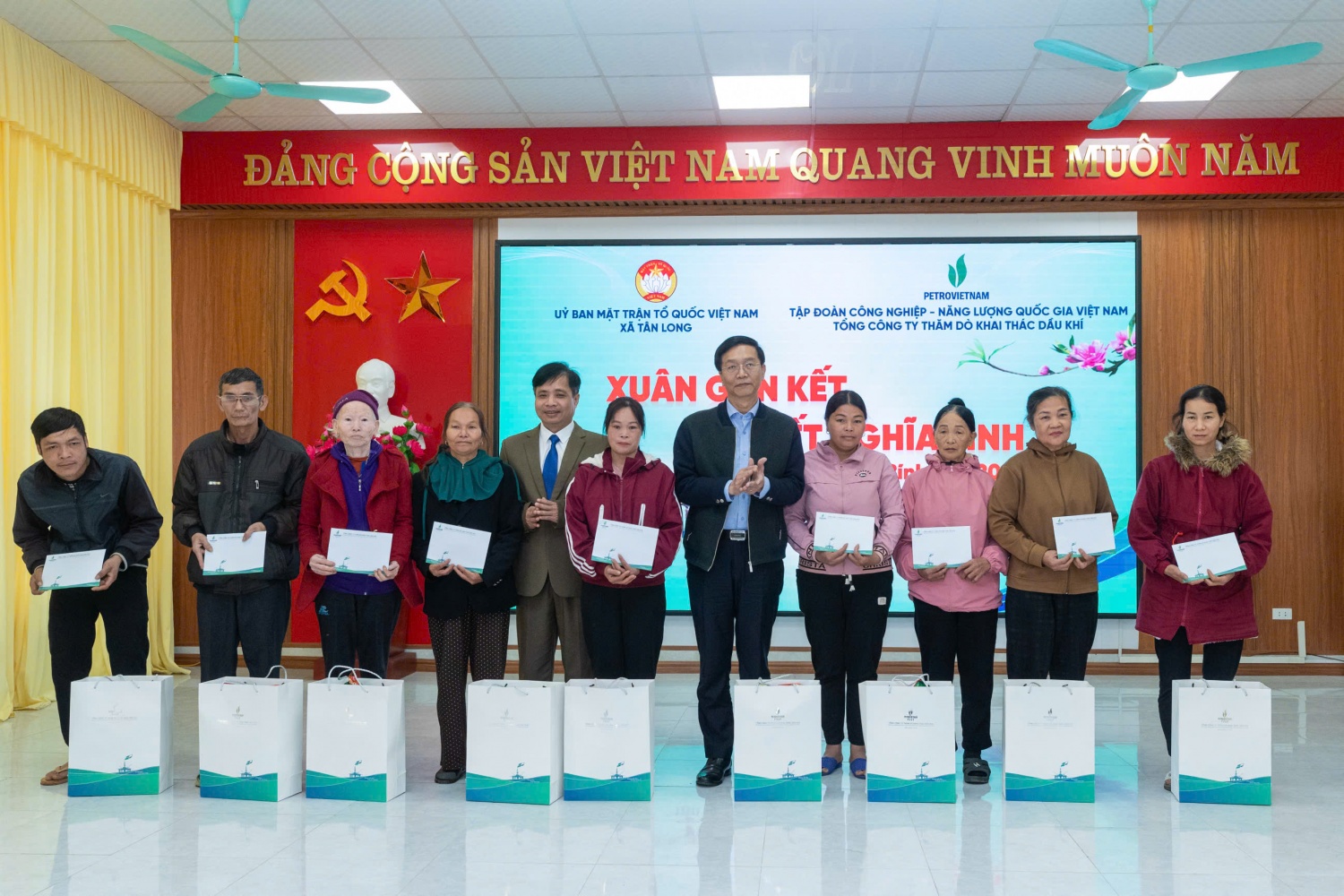 Petrovietnam đưa Tết đến với bà con Tuyên Quang