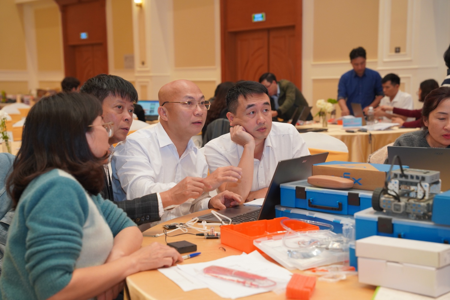 Các thầy cô giáo nghiên cứu, thảo luận tại buổi tập huấn