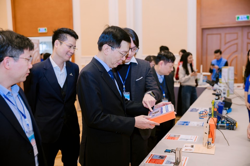 Đồng chí Trần Quang Dũng - Phó Bí thư Thường trực Đảng uỷ Petrovietnam trực tiếp nghiên cứu các trang thiết bị STEM tại buổi tập huấn 