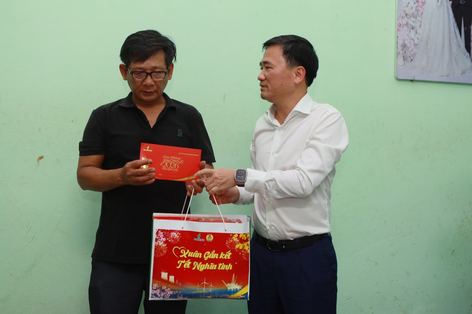 Đại diện Petrovietnam, ông Vũ Anh Tuấn – Phó Chủ tịch Công đoàn Petrovietnam trao tặng phần quà Tết cho gia đình ông Bùi Văn Cường (Khu phố 57, P. Quy Nhơn, Gia Lai). Gia đình ông Cường là một trong những hộ cận nghèo, có hoàn cảnh khó khăn khi con bị mắc bệnh Não úng thuỷ, vợ bị tai biến.