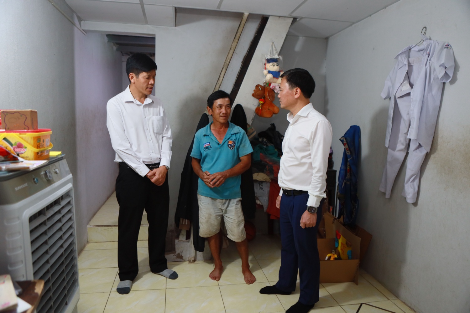 Đoàn công tác thăm hỏi, động viên gia đình ông Mai Dương Uyển (Khu phố 57, Phường Quy Nhơn, Gia Lai). Gia đình ông Uyển thuộc diện hộ nghèo, thu nhập không ổn định, đời sống còn nhiều khó khăn.