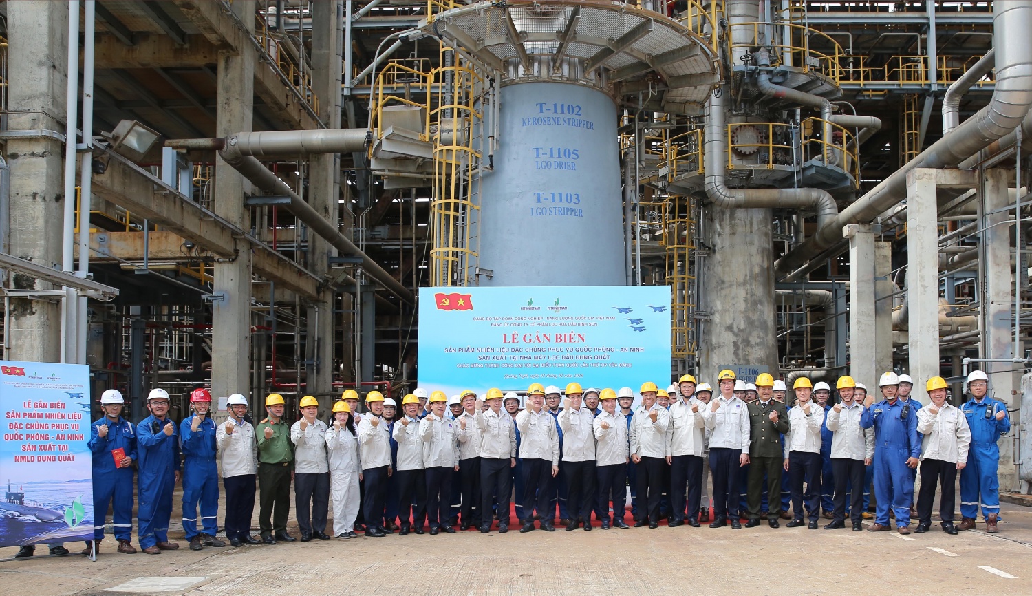 Các đại biểu chụp ảnh lưu niệm với người lao động BSR.