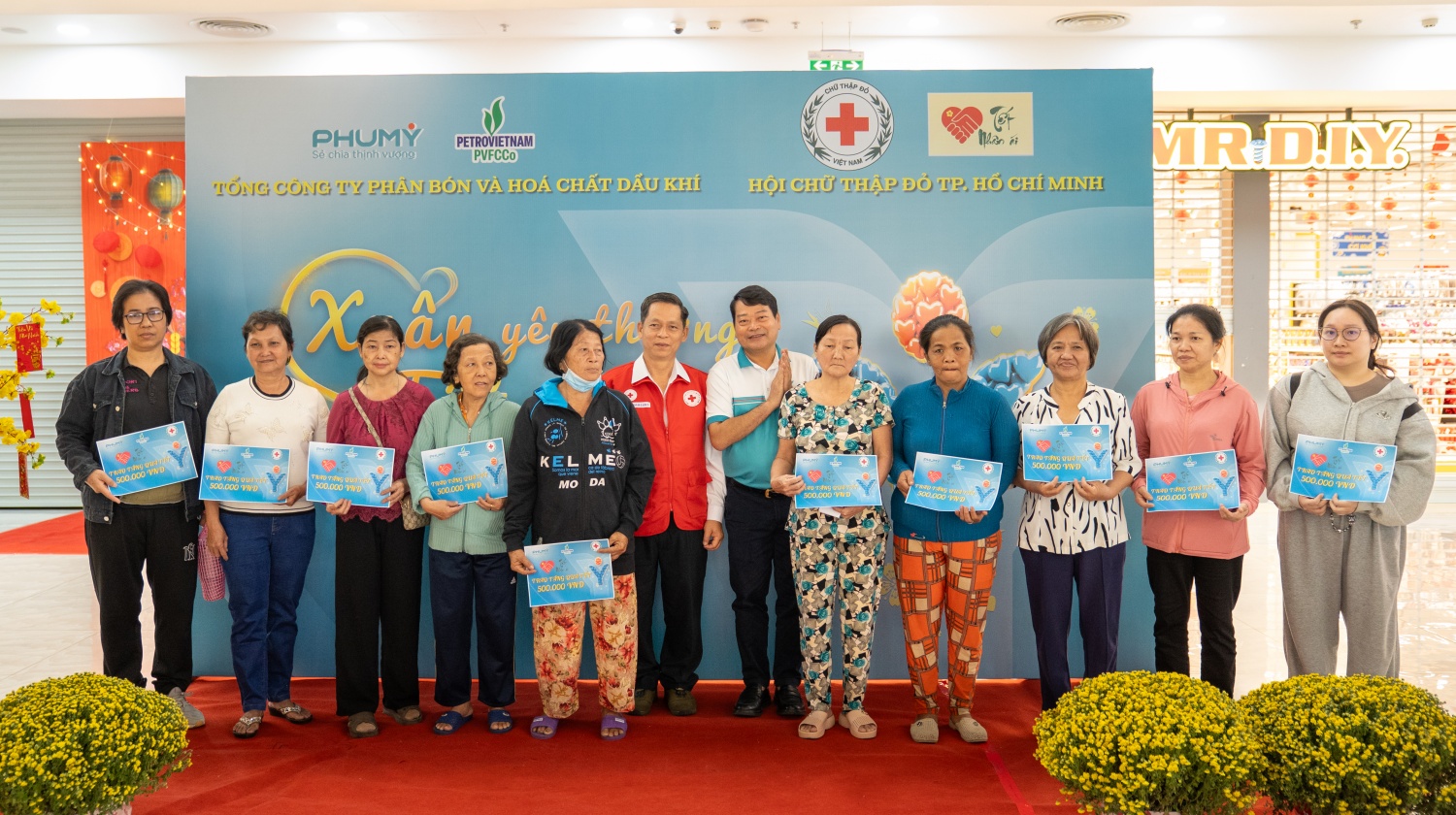 PVFCCo – Phú Mỹ cùng người dân khó khăn sắm Tết