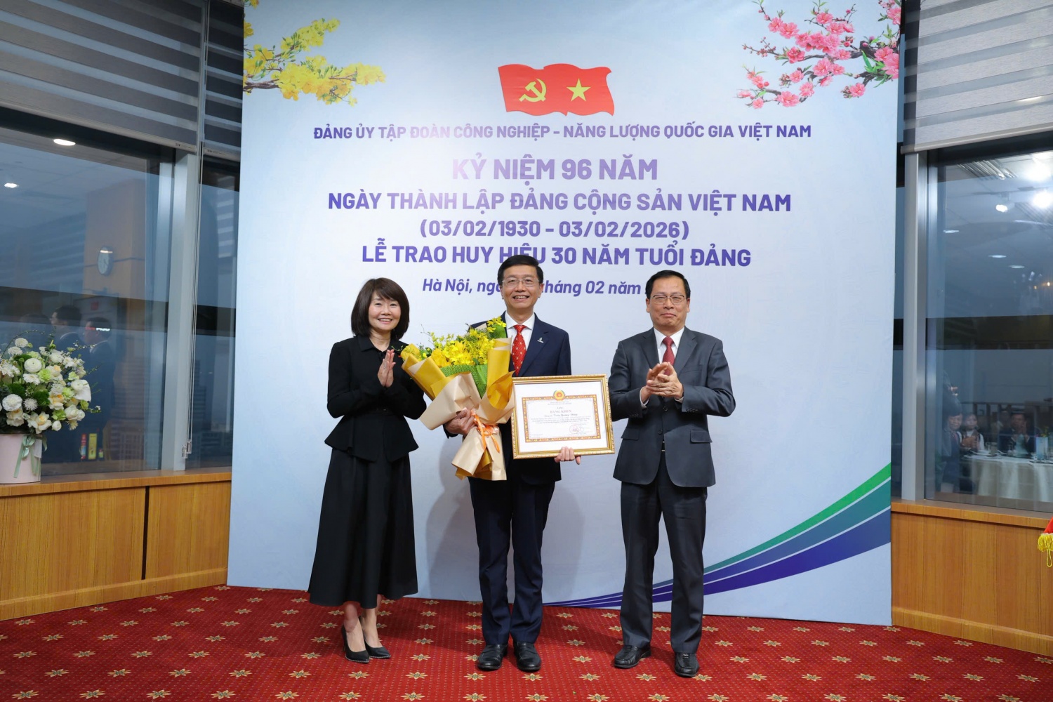 Petrovietnam gặp mặt kỷ niệm 96 năm Ngày thành lập Đảng Cộng sản Việt Nam, trao Huy hiệu 30 năm tuổi Đảng