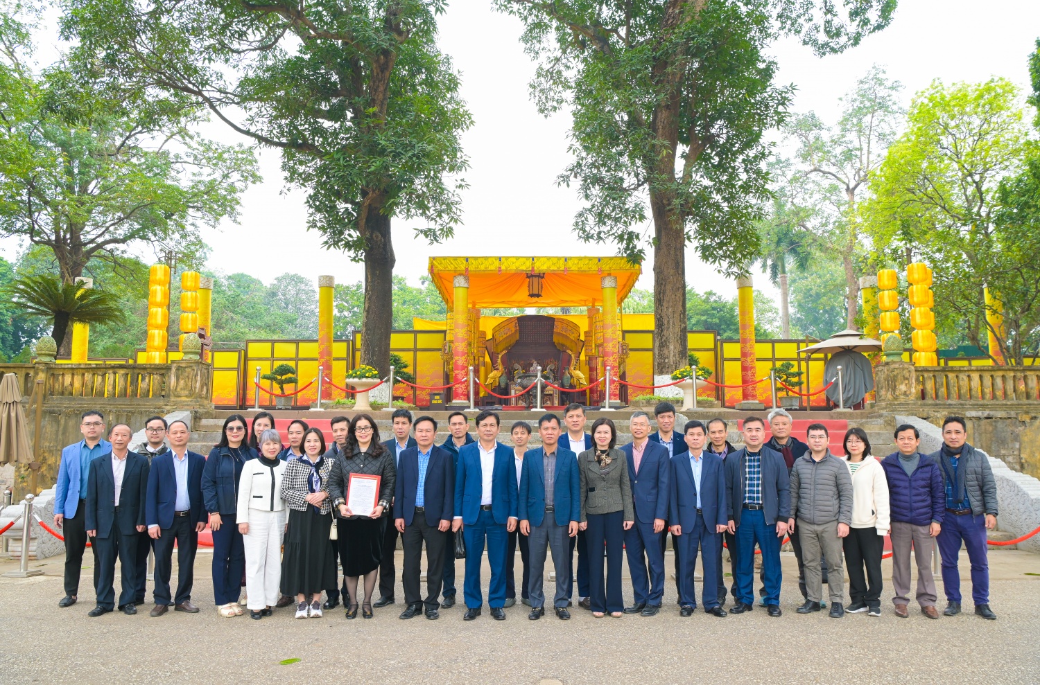 Chi bộ Văn phòng Đảng Đoàn và Chi bộ Kỹ thuật và An toàn sức khỏe môi trường dâng hương tại Hoàng Thành Thăng Long