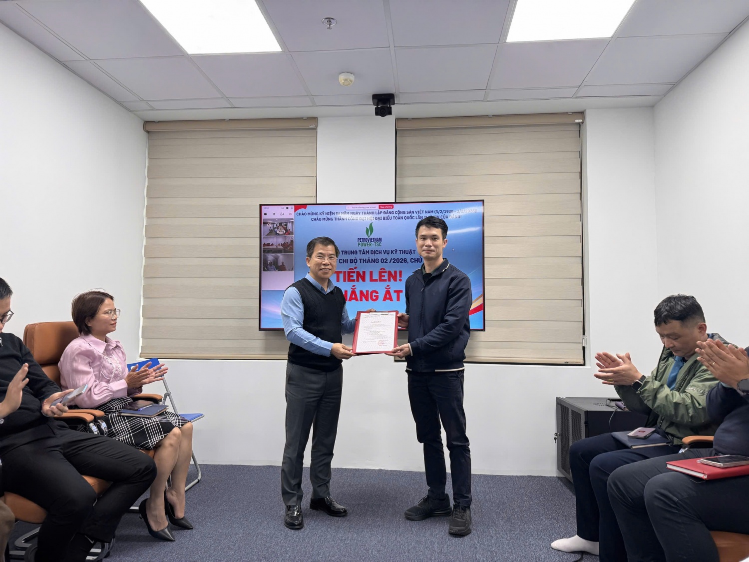 Chi bộ Trung tâm dịch vụ Kỹ thuật PV Power TSC trao quyết định công nhận đảng viên chính thức