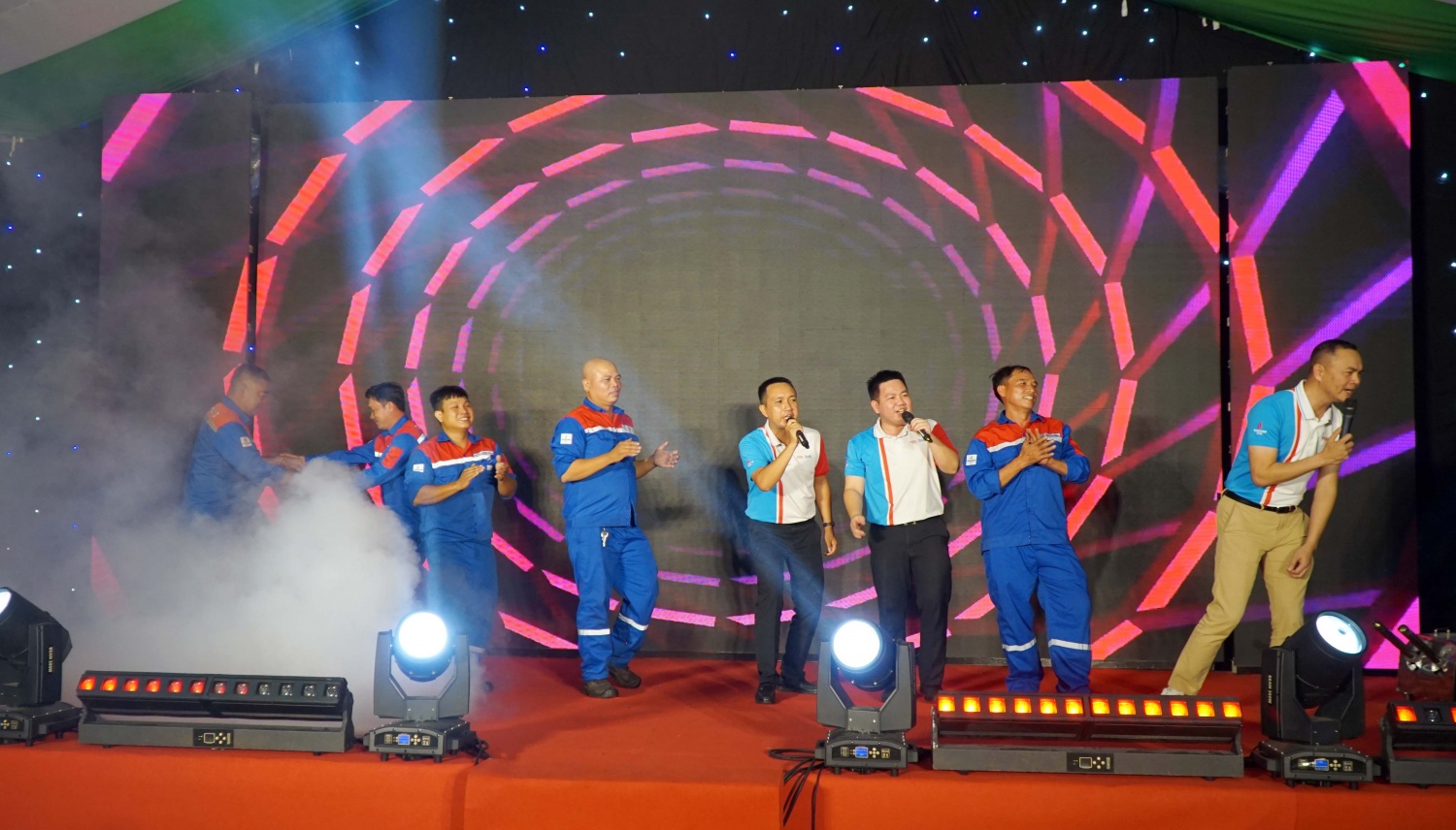 Các đại biểu lãnh đạo và người lao động cùng chung vui tại chương trình