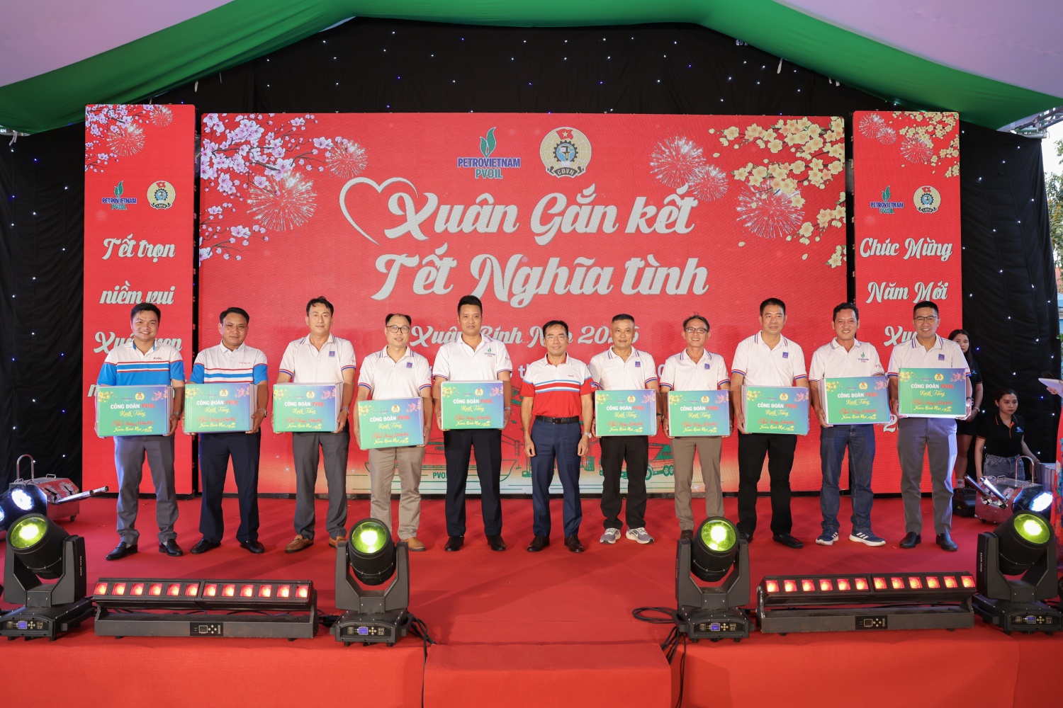 Ông Lê Văn Nghĩa – Thành viên HĐQT PVOIL trao quà Tết cho các đơn vị