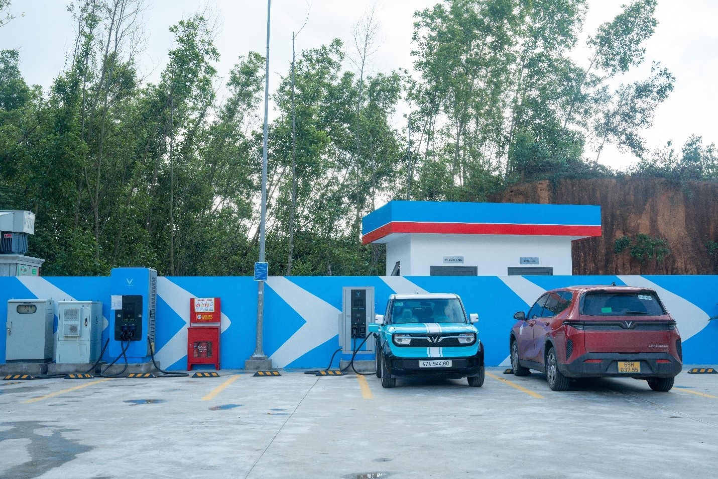 Khu vực trạm sạc dành cho xe điện tại Trạm dừng nghỉ xăng dầu Phú Bình.