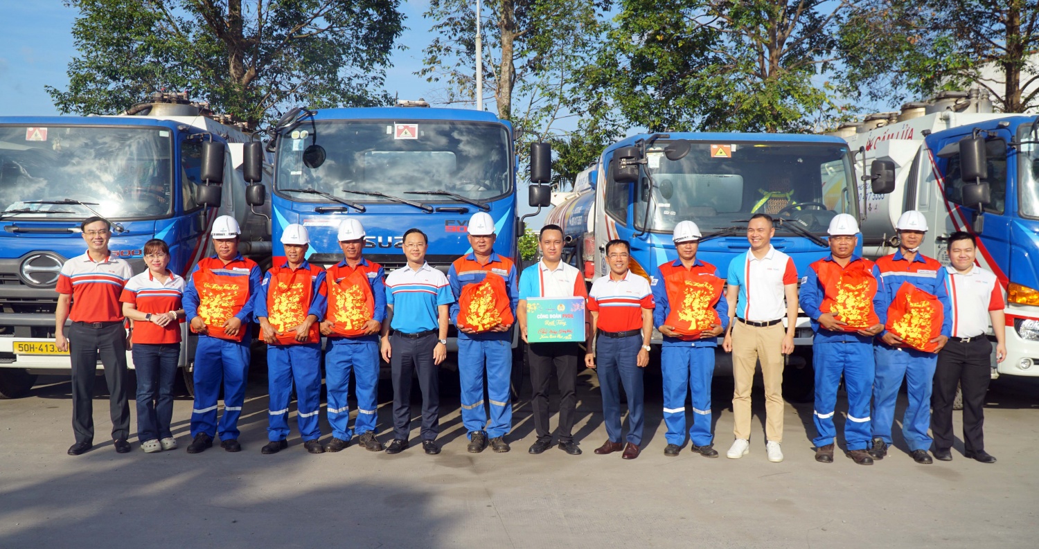 Đoàn công tác trao quà Tết đến các tài xế PVOIL Trans 