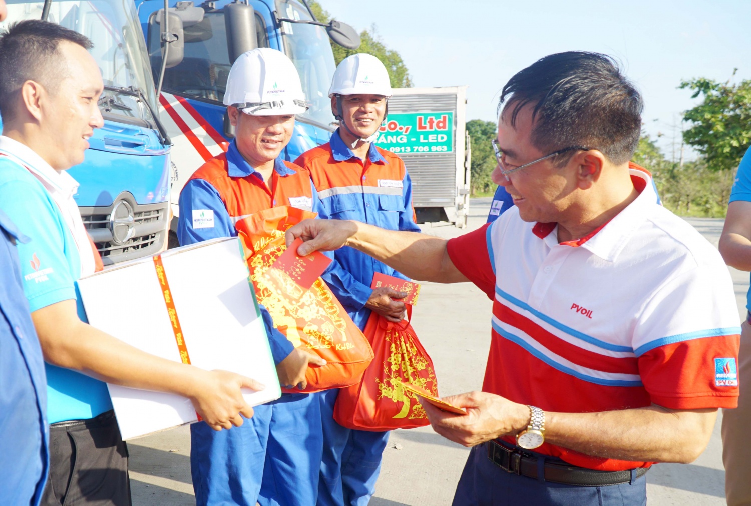 Ông Lê Văn Nghĩa – Thành viên HĐQT PVOIL lì xì Tết cho người lao động PVOIL Trans