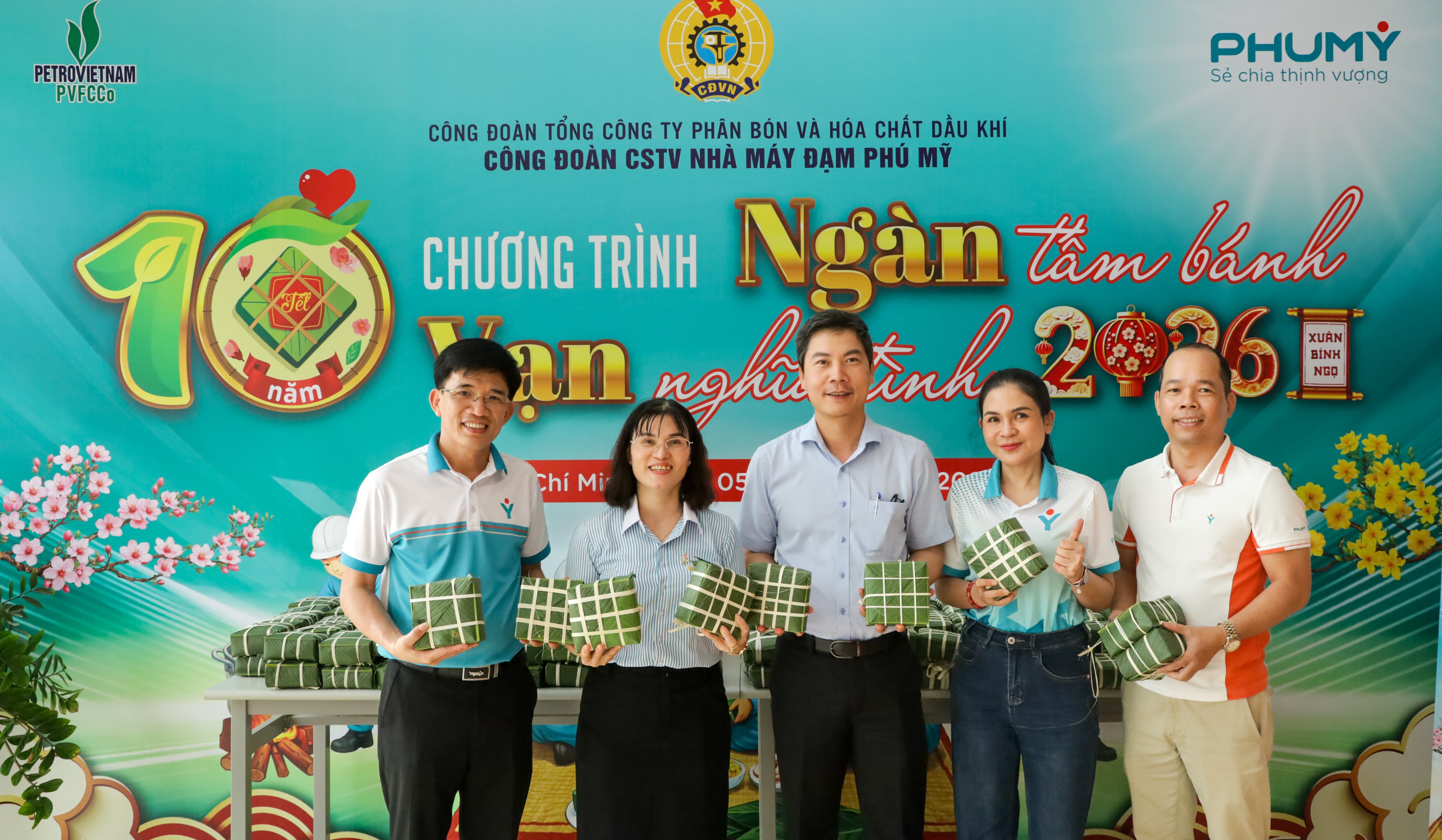 [P Magazine] Bánh chưng xanh mang nghĩa tình PVFCCo - Phú Mỹ đến với cảnh đời neo đơn