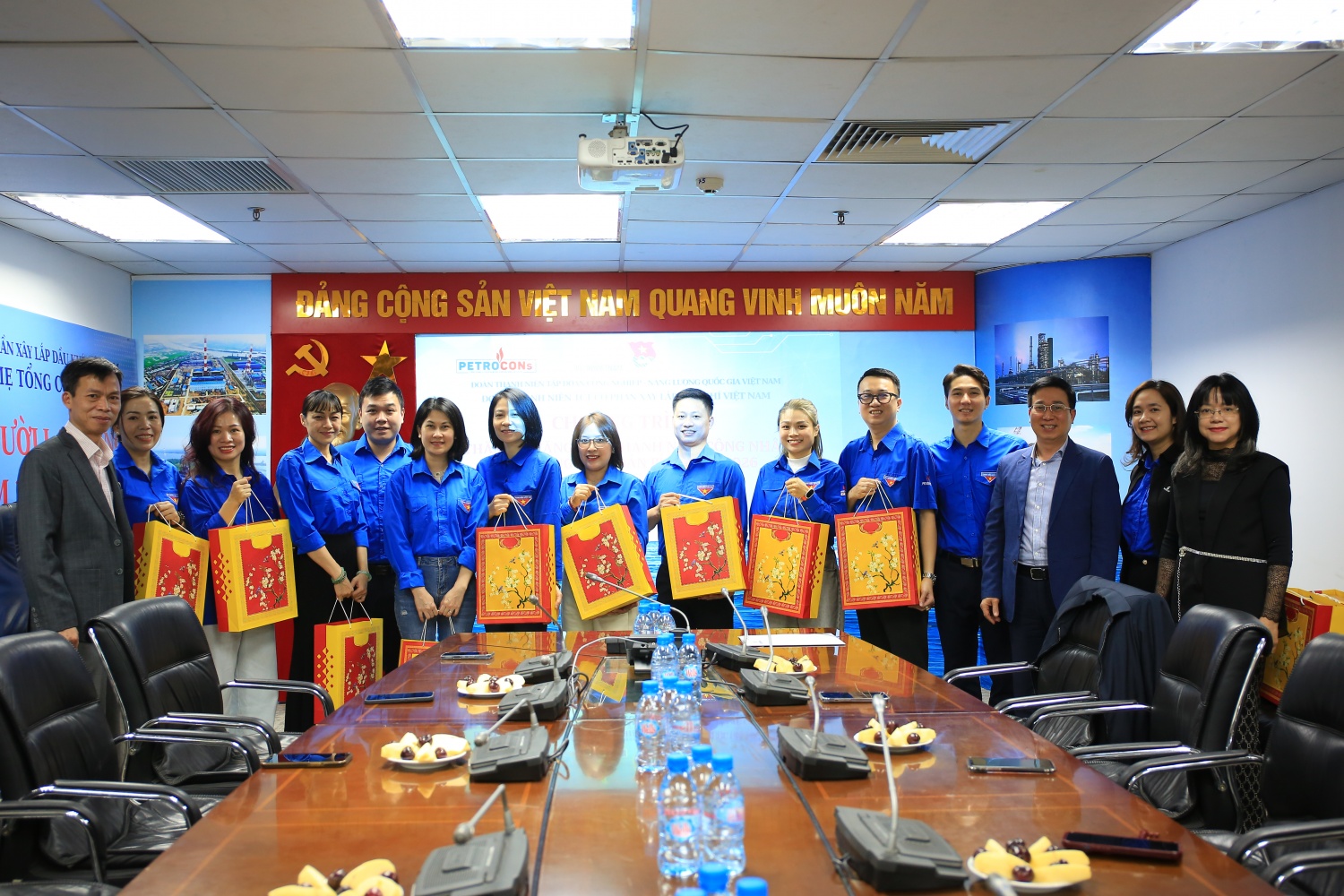 Đoàn Thanh niên Petrovietnam thăm, tặng quà Tết cho đoàn viên, thanh niên PETROCONs