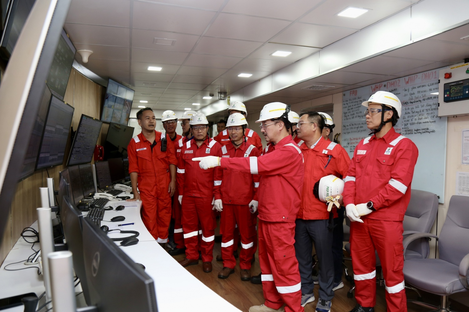 Lãnh đạo PVEP động viên, chúc Tết người lao động trên giàn FPU Đại Hùng 01