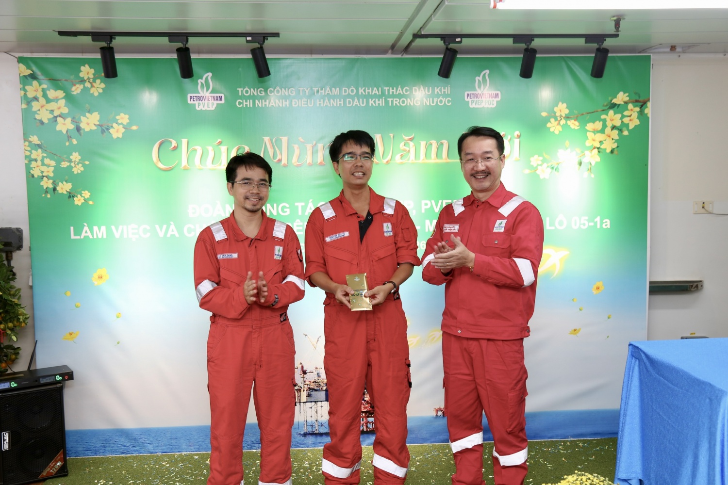 Lãnh đạo PVEP động viên, chúc Tết người lao động trên giàn FPU Đại Hùng 01