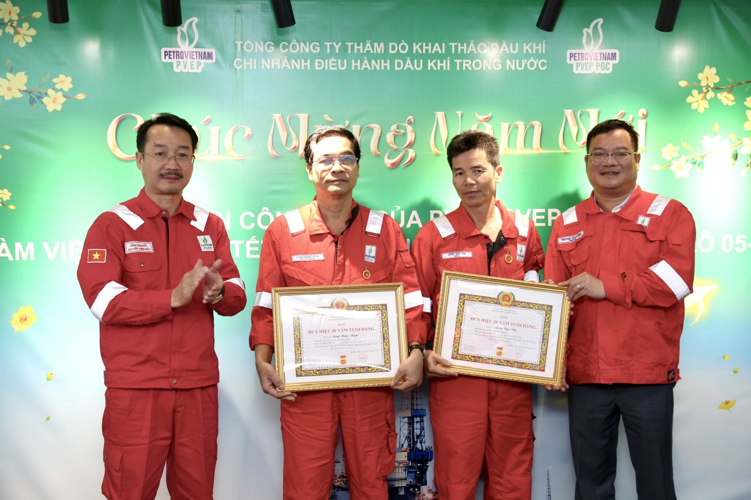 Lãnh đạo PVEP động viên, chúc Tết người lao động trên giàn FPU Đại Hùng 01