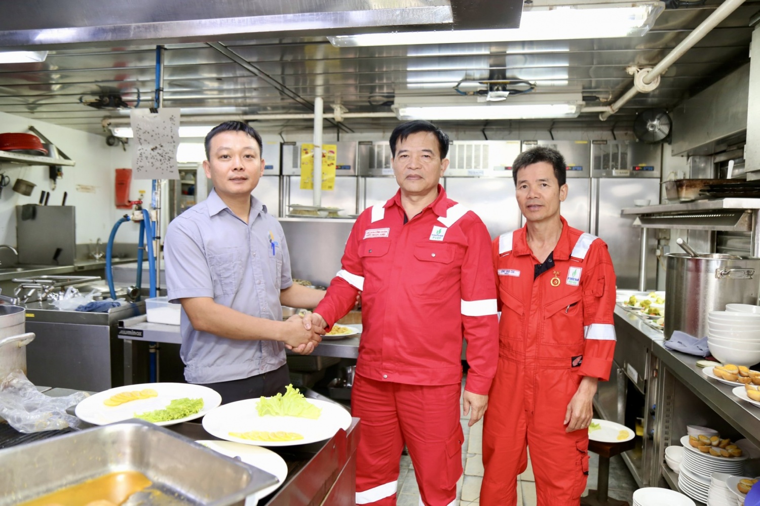 Lãnh đạo PVEP động viên, chúc Tết người lao động trên giàn FPU Đại Hùng 01