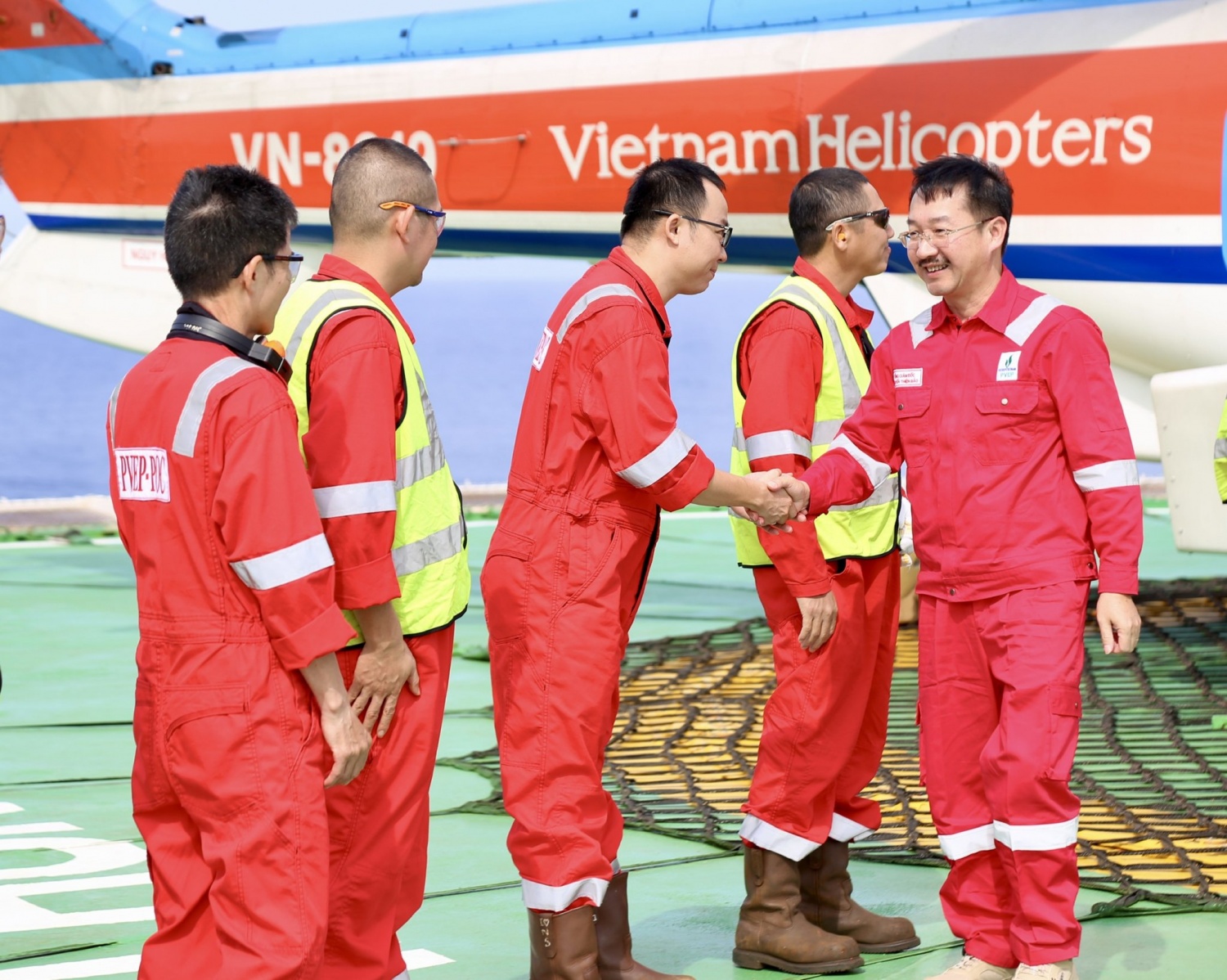 Lãnh đạo PVEP động viên, chúc Tết người lao động trên giàn FPU Đại Hùng 01