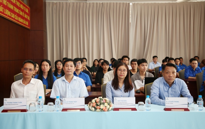 Ấm áp chương trình trao quà Tết cho học sinh - sinh viên dầu khí, năng lượng tại TP Hồ Chí Minh