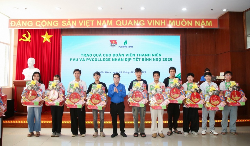 Ấm áp chương trình trao quà Tết cho học sinh - sinh viên dầu khí, năng lượng tại TP Hồ Chí Minh