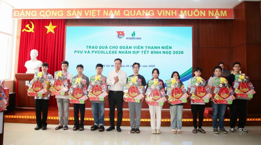 Ấm áp chương trình trao quà Tết cho học sinh - sinh viên dầu khí, năng lượng tại TP Hồ Chí Minh