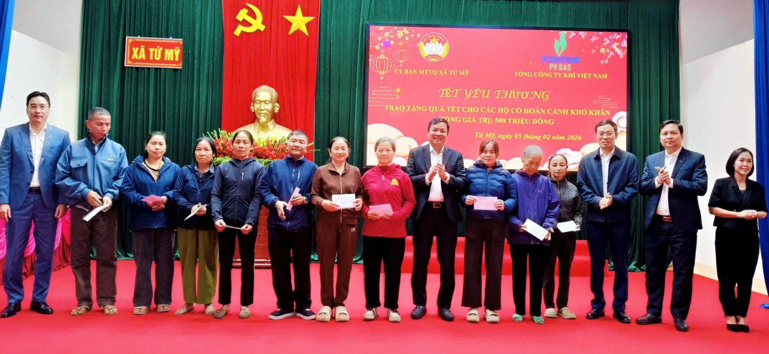 Đồng chí Nguyễn Thanh Bình – Bí thư Đảng ủy, Chủ tịch HĐQT PV GAS, đồng chí Triệu Quốc Tuấn – Thành viên HĐQT PV GAS trao ủng hộ quà Tết cho bà con xã Tứ Mỹ nhân dịp Tết Nguyên đán Bính Ngọ