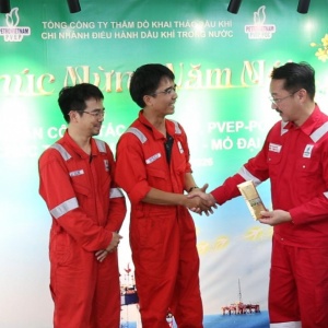 [VIDEO] PVEP động viên người lao động làm việc trên giàn FPU Đại Hùng 01 dịp Tết