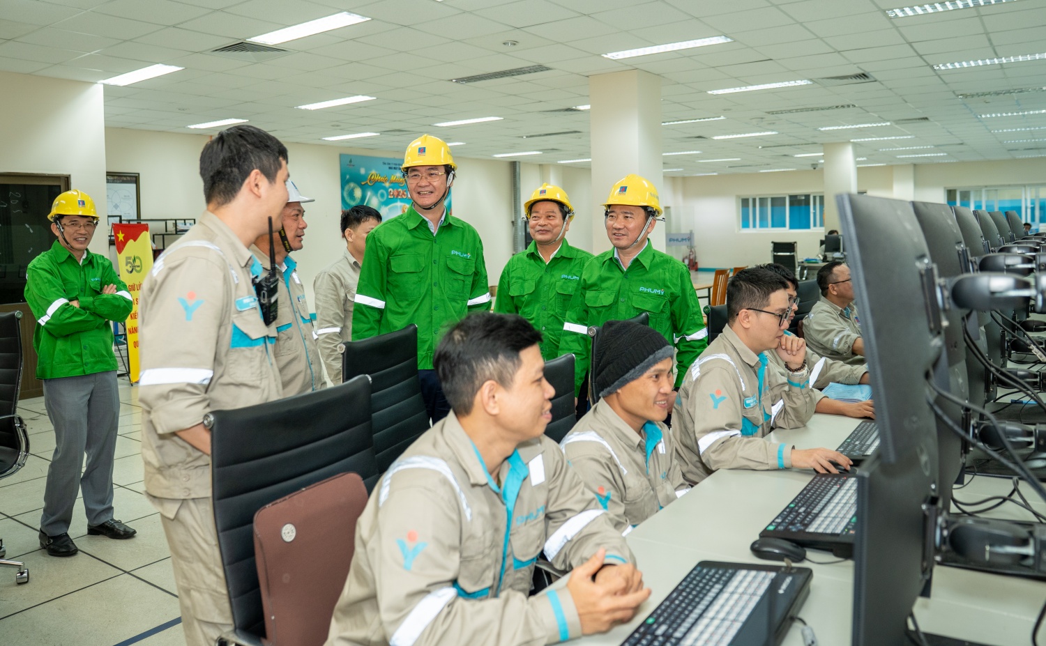 Công đoàn Petrovietnam thăm, chúc Tết NLĐ trực ca đêm giao thừa tại Nhà máy Đạm Phú Mỹ