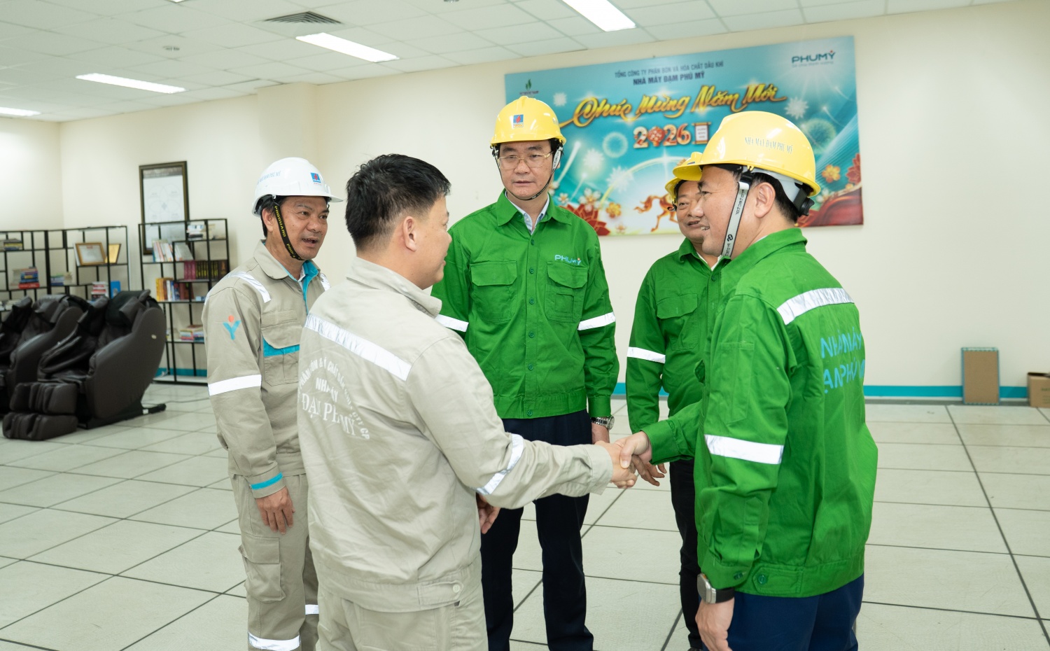 Công đoàn Petrovietnam thăm, chúc Tết NLĐ trực ca đêm giao thừa tại Nhà máy Đạm Phú Mỹ