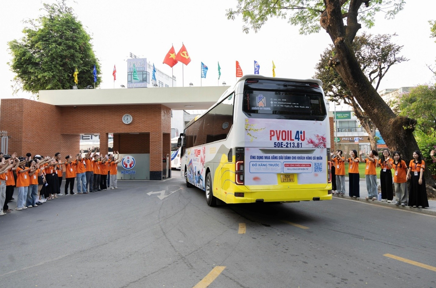Những chuyến xe lăn bánh mang theo sự háo hức, nỗi nhớ nhà của các em và niềm mong mỏi, hạnh phúc của cha mẹ khi được gặp lại các con trong ngày Tết đoàn viên.